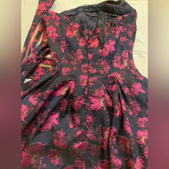 Fate Cross Neck Tied Back Mini Dress Small - Picture 7 of 12